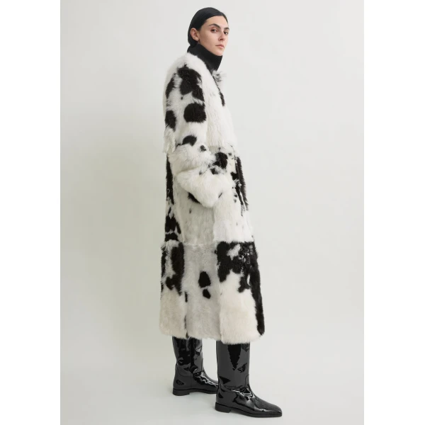 Totême Monochrome shearling coat in Black / White - Coats - Scandinavian Minimalist Luxury at Luxury Shoes 