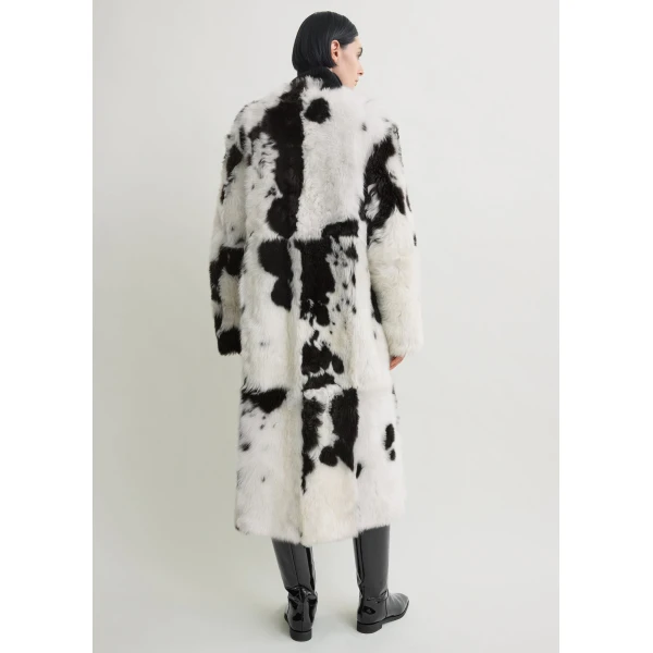 Totême Monochrome shearling coat in Black / White - Coats - Scandinavian Minimalist Luxury at Luxury Shoes 