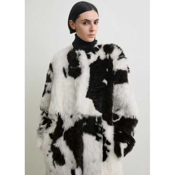 Totême Monochrome shearling coat in Black / White - Coats - Scandinavian Minimalist Luxury at Luxury Shoes 