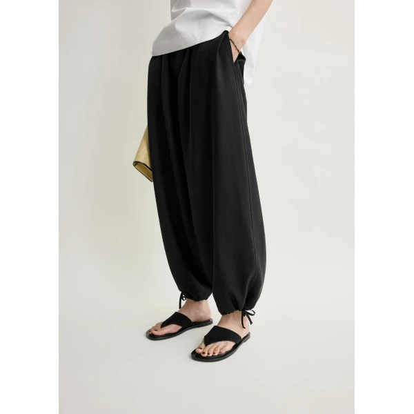 Totême Parachute trousers in Black - Pants - Scandinavian Minimalist Luxury at Luxury Shoes 