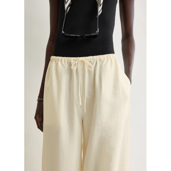 Totême Parachute trousers in Off-white - Pants - Scandinavian Minimalist Luxury at Luxury Shoes 