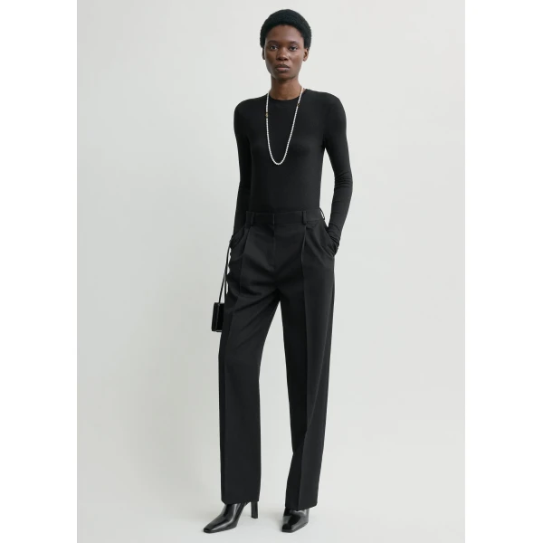 Totême Pleat trousers in Black - Pants - Scandinavian Minimalist Luxury at Luxury Shoes 