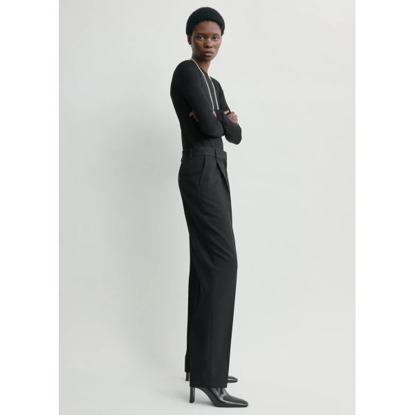 Totême Pleat trousers in Black - Pants - Scandinavian Minimalist Luxury at Luxury Shoes 
