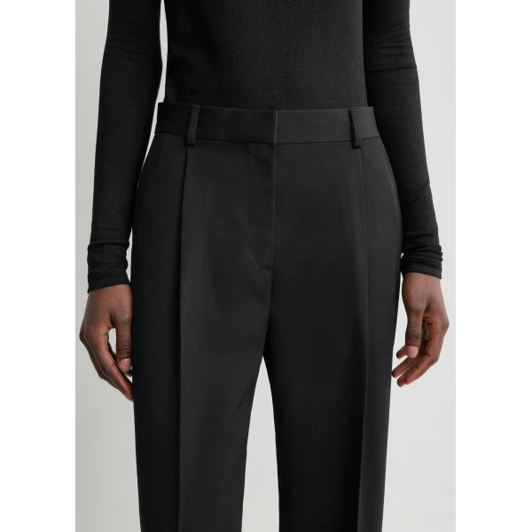 Totême Pleat trousers in Black - Pants - Scandinavian Minimalist Luxury at Luxury Shoes 