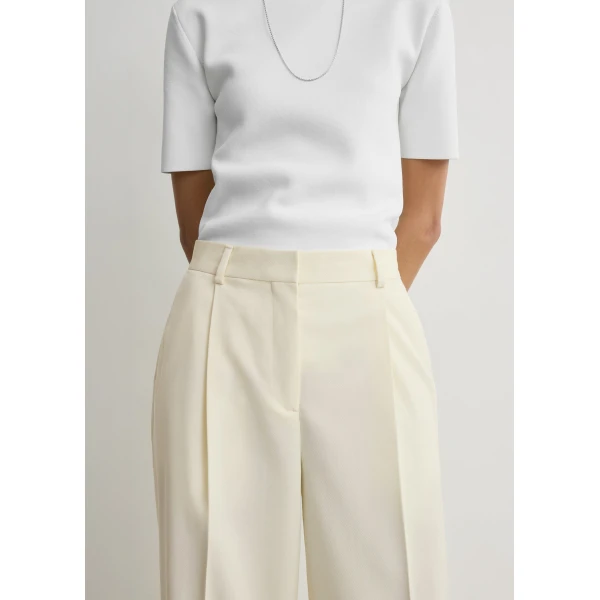 Totême Pleat trousers in Off-white - Pants - Scandinavian Minimalist Luxury at Luxury Shoes 