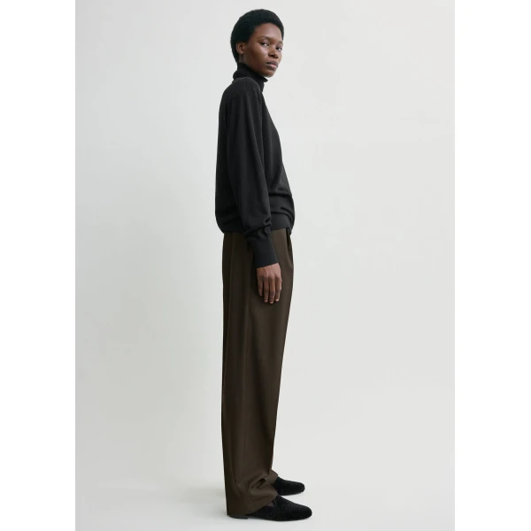 Totême Pleat trousers in Pepper - Pants - Scandinavian Minimalist Luxury at Luxury Shoes 