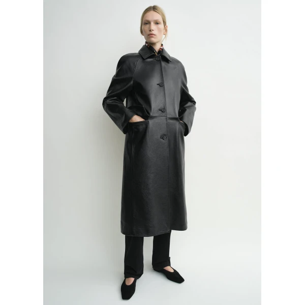 Totême Raglan leather coat in Black - Coats - Scandinavian Minimalist Luxury at Luxury Shoes 