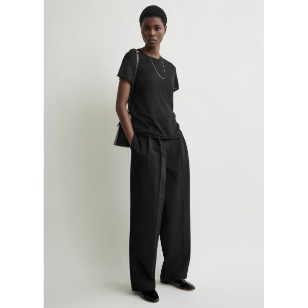 Totême Relaxed chino trousers in Black - Pants - Scandinavian Minimalist Luxury at Luxury Shoes 