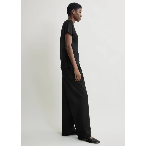 Totême Relaxed chino trousers in Black - Pants - Scandinavian Minimalist Luxury at Luxury Shoes 