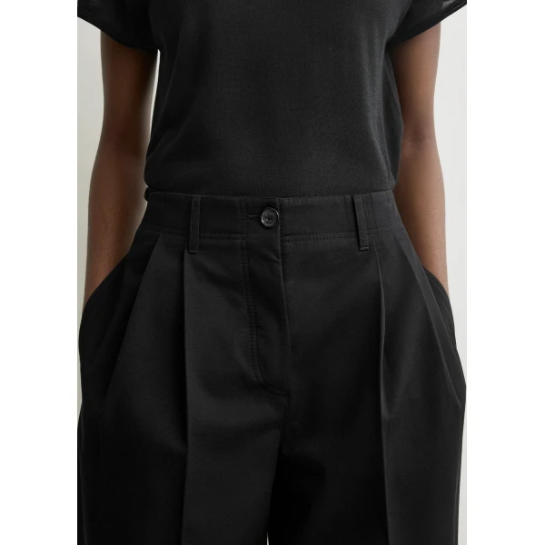 Totême Relaxed chino trousers in Black - Pants - Scandinavian Minimalist Luxury at Luxury Shoes 