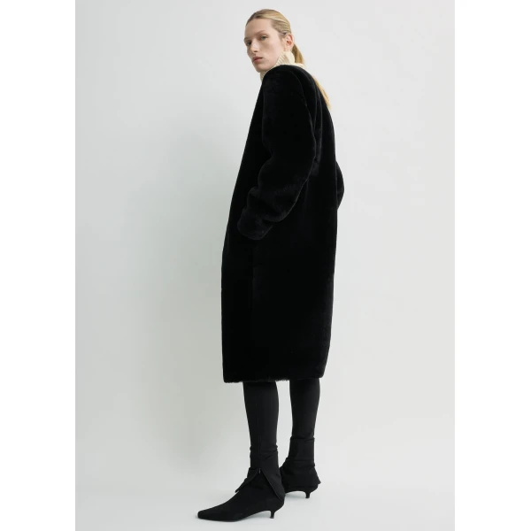 Totême Shearling midi coat in Black - Coats - Scandinavian Minimalist Luxury at Luxury Shoes 