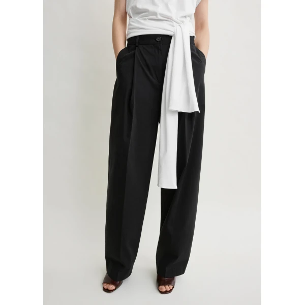 Totême Single pleat cotton trousers in Black - Pants - Scandinavian Minimalist Luxury at Luxury Shoes 