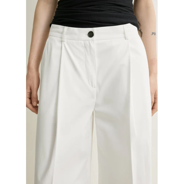 Totême Single pleat cotton trousers in White - Pants - Scandinavian Minimalist Luxury at Luxury Shoes 