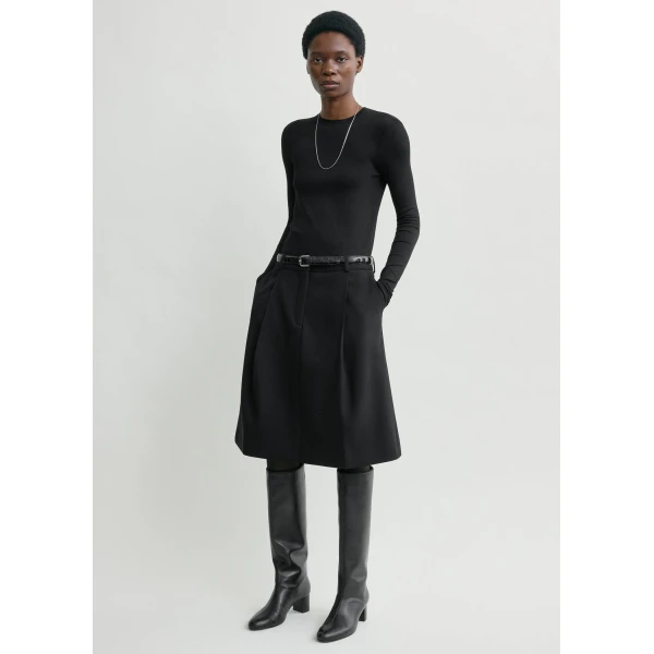 Totême Tailored pleat skirt in Black - Skirts - Scandinavian Minimalist Luxury at Luxury Shoes 