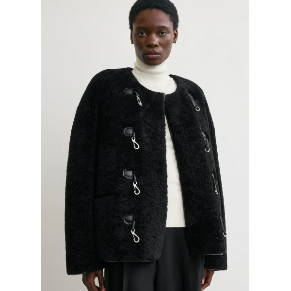 Totême Teddy shearling clasp jacket in Black - Jackets - Scandinavian Minimalist Luxury at Luxury Shoes 