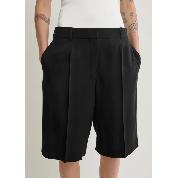 Totême Wide fluid shorts in Black - Shorts - Scandinavian Minimalist Luxury at Luxury Shoes 