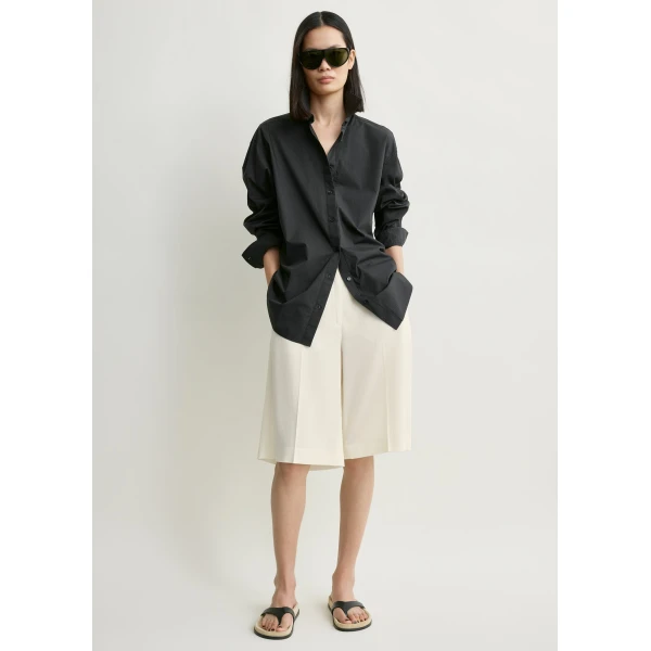 Totême Wide tailored shorts in Ecru - Shorts - Scandinavian Minimalist Luxury at Luxury Shoes 