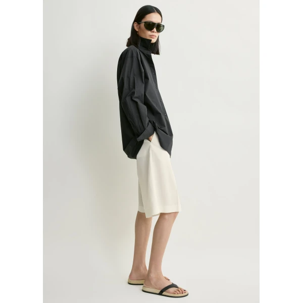 Totême Wide tailored shorts in Ecru - Shorts - Scandinavian Minimalist Luxury at Luxury Shoes 