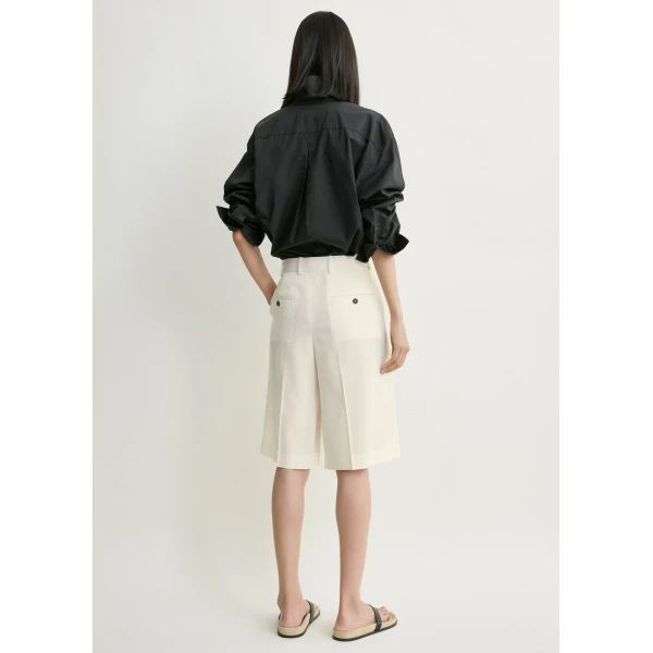 Totême Wide tailored shorts in Ecru - Shorts - Scandinavian Minimalist Luxury at Luxury Shoes 