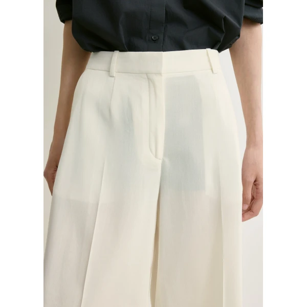 Totême Wide tailored shorts in Ecru - Shorts - Scandinavian Minimalist Luxury at Luxury Shoes 