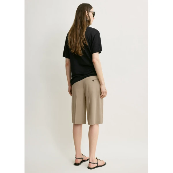 Totême Wide tailored shorts in Overcast beige - Shorts - Scandinavian Minimalist Luxury at Luxury Shoes 