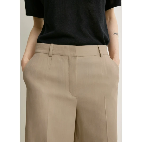 Totême Wide tailored shorts in Overcast beige - Shorts - Scandinavian Minimalist Luxury at Luxury Shoes 