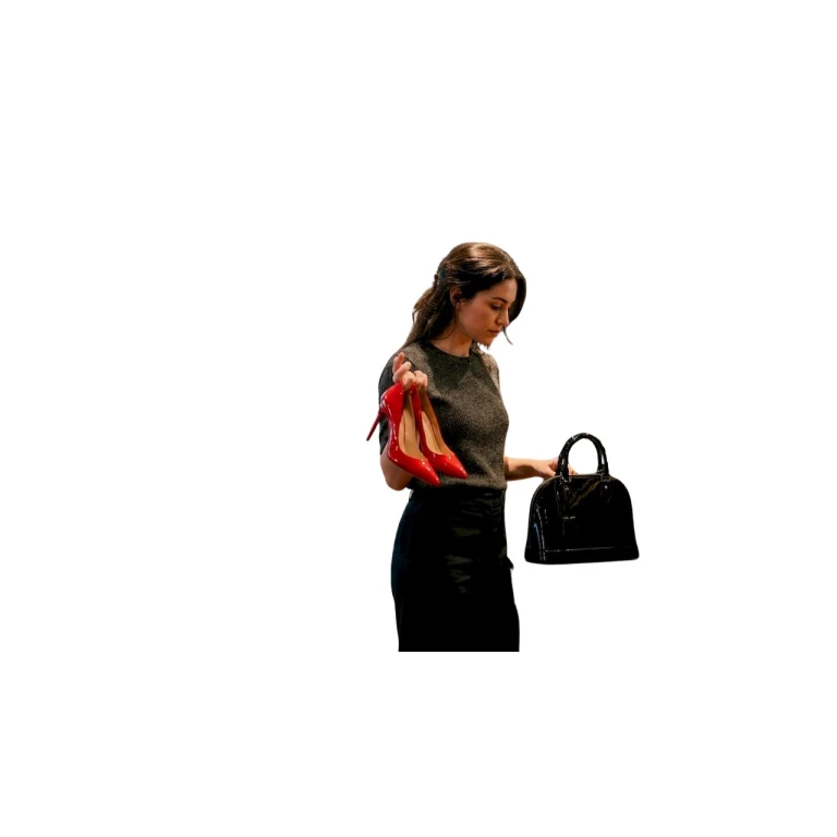 Mujer decidiendo qué bolso y zapatos combinar en su vestidor